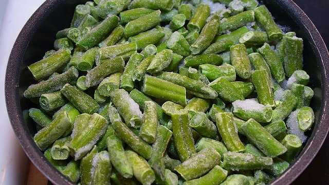 3273976471_e47fcff009_z.jpg 3. Give frozen fruits or vegetables as a snack. A frozen vegetable doesn't have the same "slimy" factor for kids as a cooked vegetable, and it has many of the nutrients that are gone when a vegetable is cooked, according to sheknows.com.